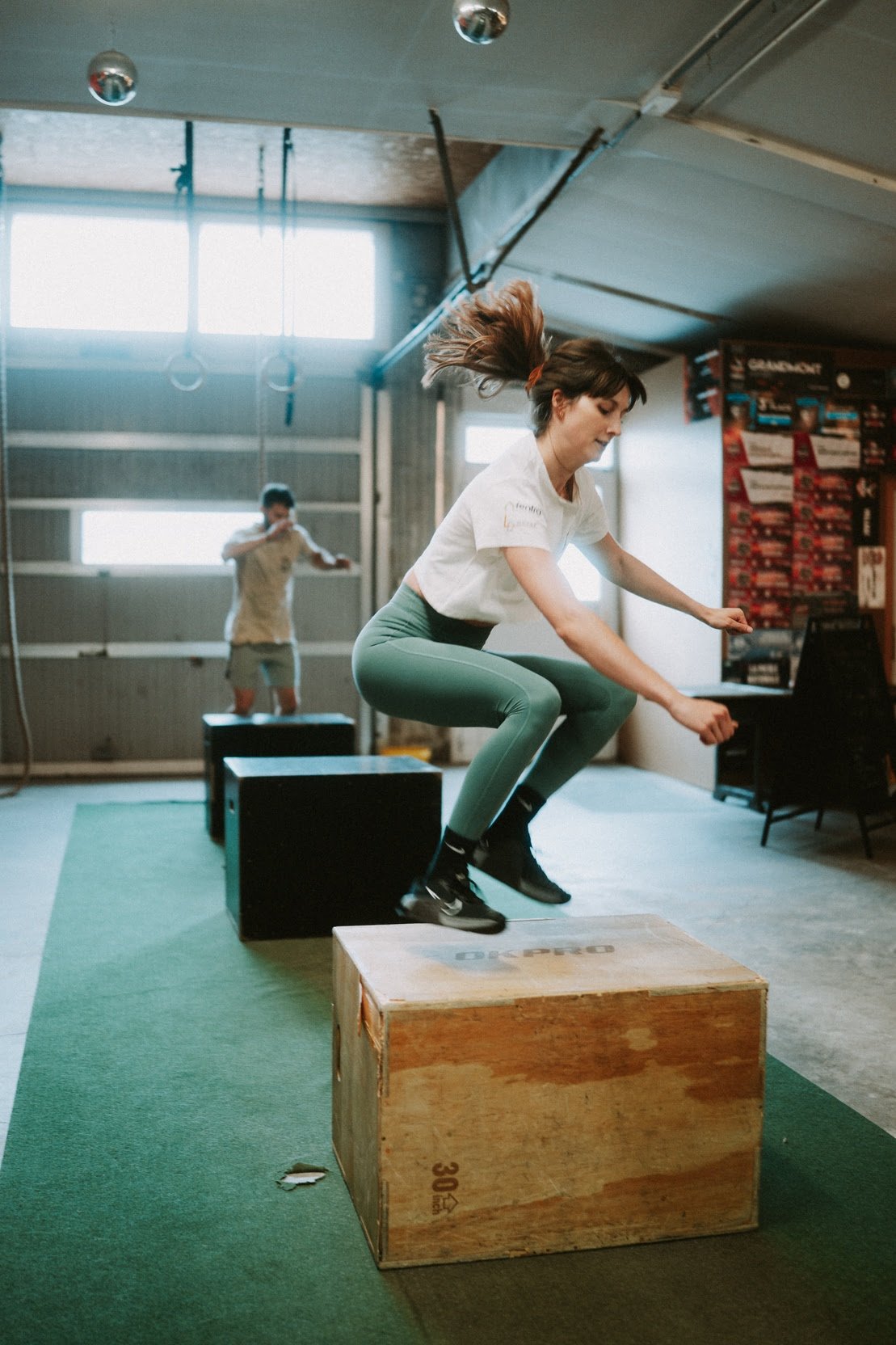 Saut sur box (box jump) pendant une séance à O'GYM Neufchâteau