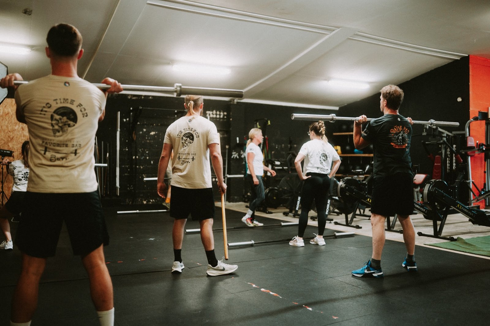 Cours collectif d'haltérophilie à O'GYM Neufchâteau : athlètes avec la barre sur les épaules