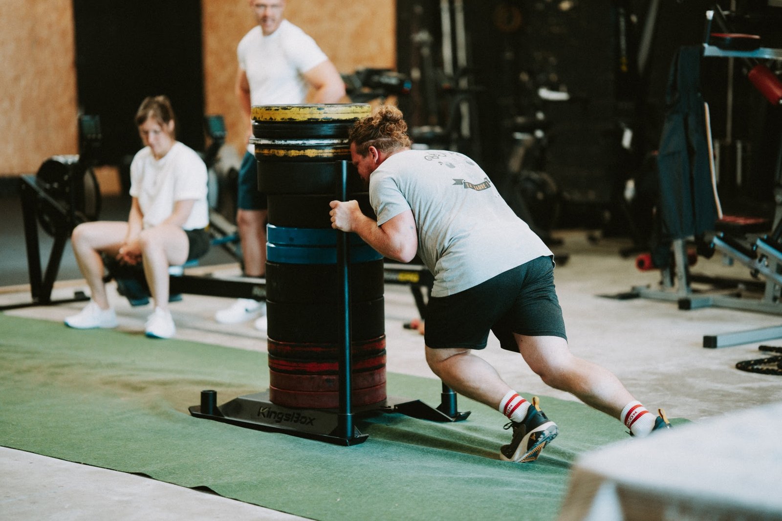 Poussée de traîneau lesté, exercice d'un entraînement inspiré Hyrox à O'GYM Neufchâteau