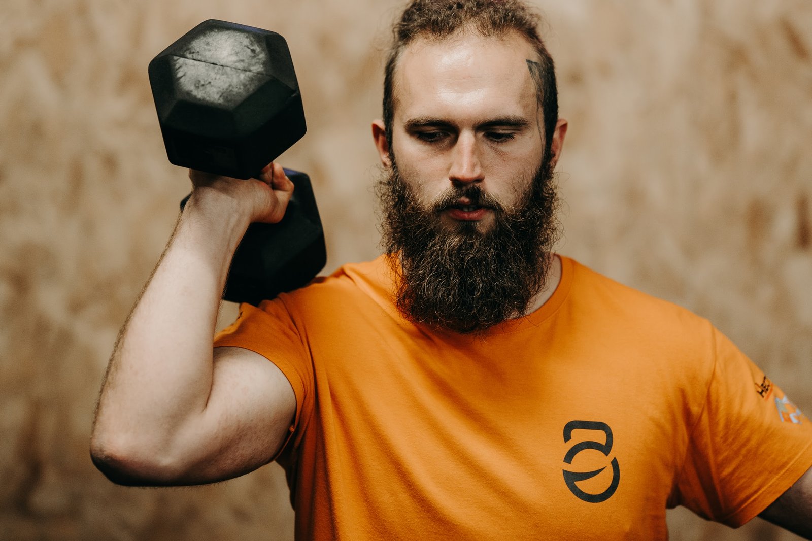 Functional bodybuilding à O'GYM : coach avec un haltère lourd sur l'épaule