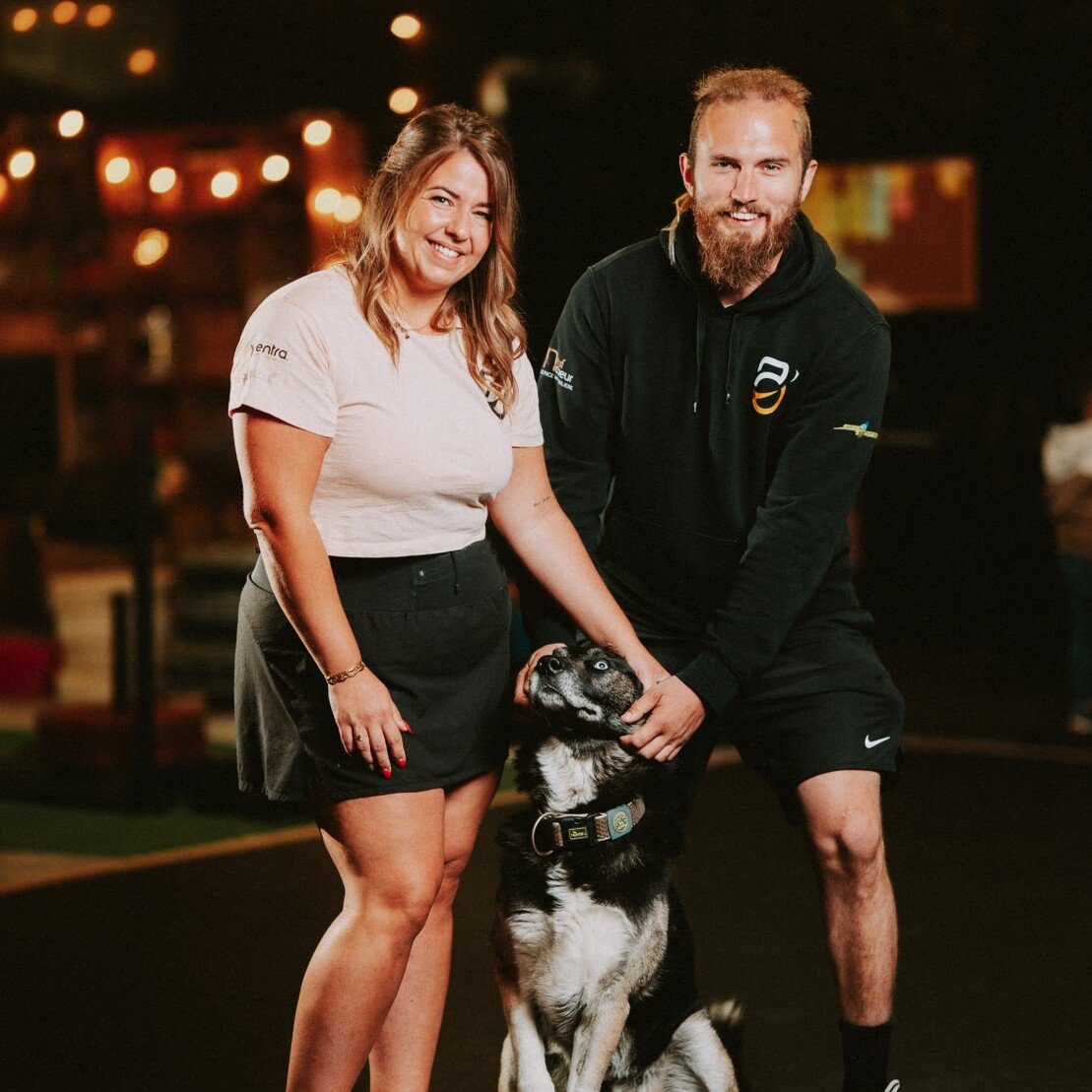 Geoffrey, coach et fondateur d'O'GYM, avec sa compagne Jessica et leur chien dans la salle de Neufchâteau