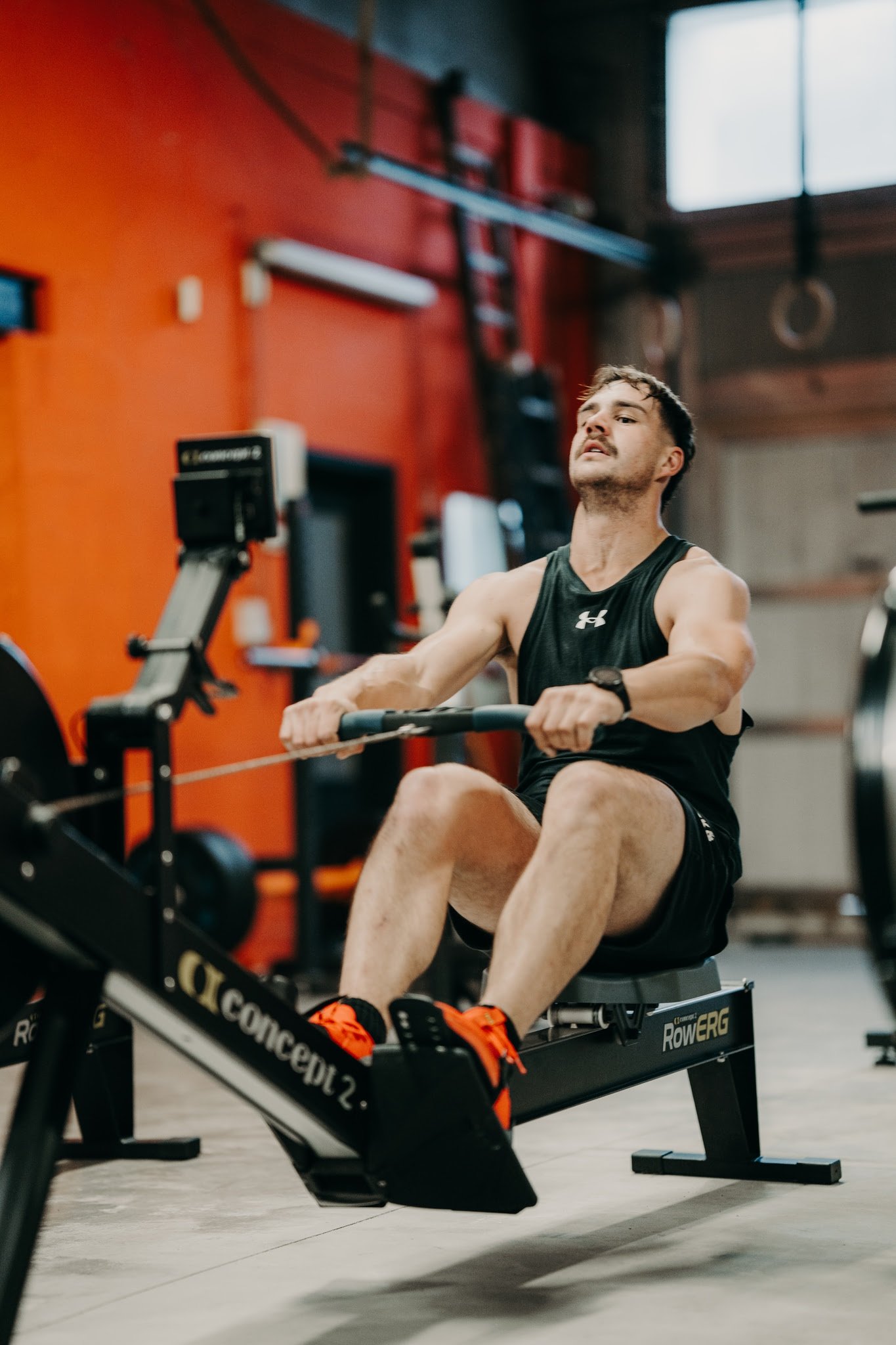 Athlète sur un rameur pendant un entraînement à O'GYM Neufchâteau