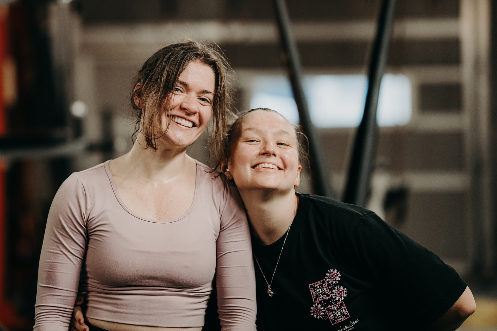 Deux sportives souriantes après la séance à O'GYM Neufchâteau