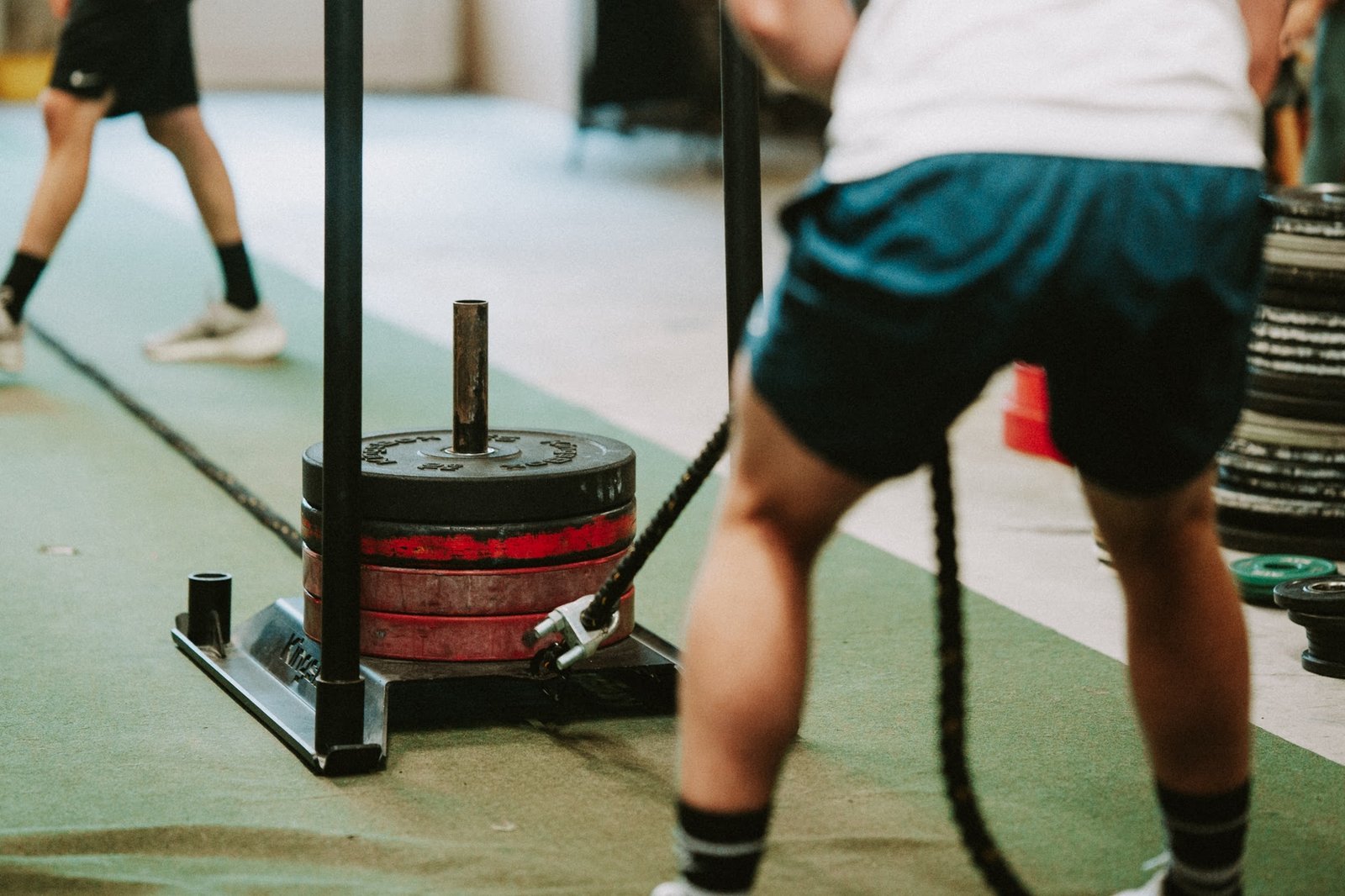 Athlète tirant un traîneau lesté avec une corde à O'GYM Neufchâteau
